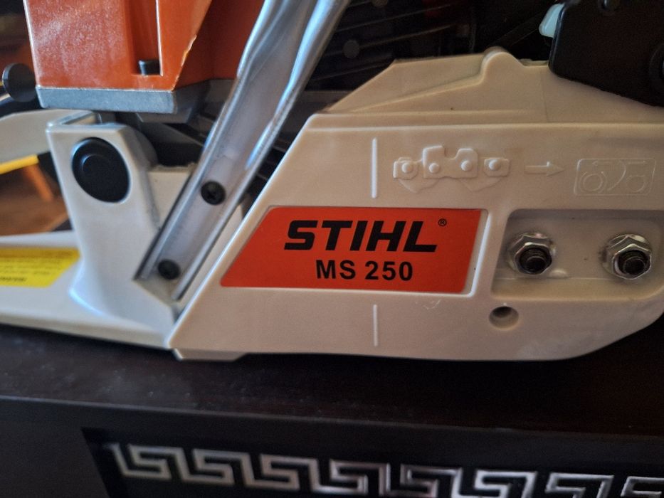 Продавам чисто нова бензинова резачка дори не е наливано гориво в нея