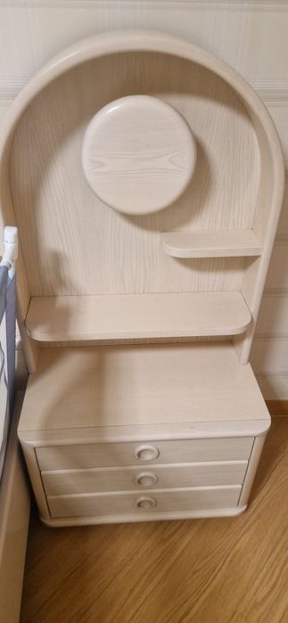 Тумбу подставку и две тумбочки