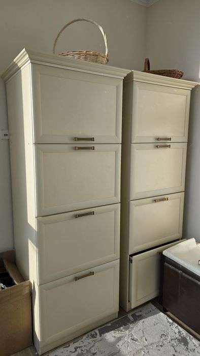 Срочно продам, просторные шкафы раздвижные.