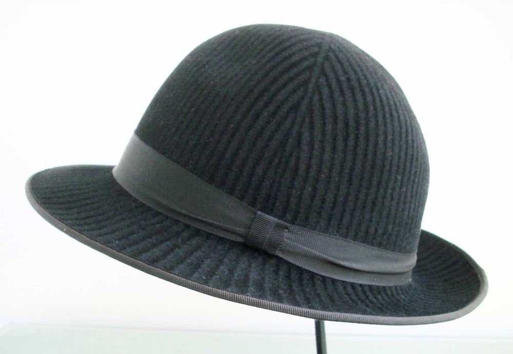 Дамска зимна шапка бомбе с периферия вълна