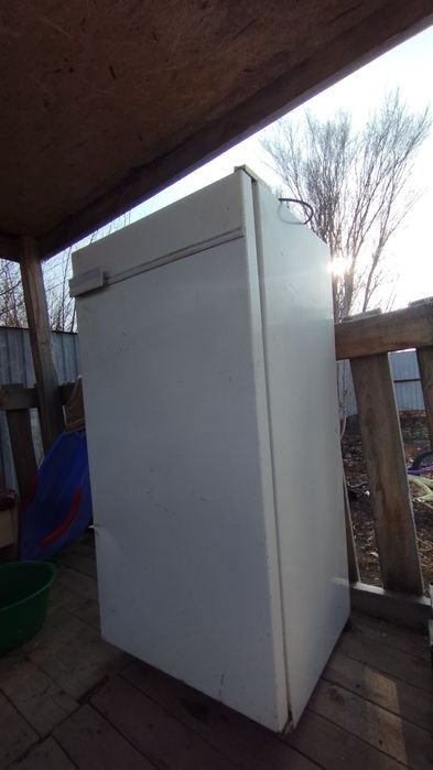 Продам старый рабочий холодильник