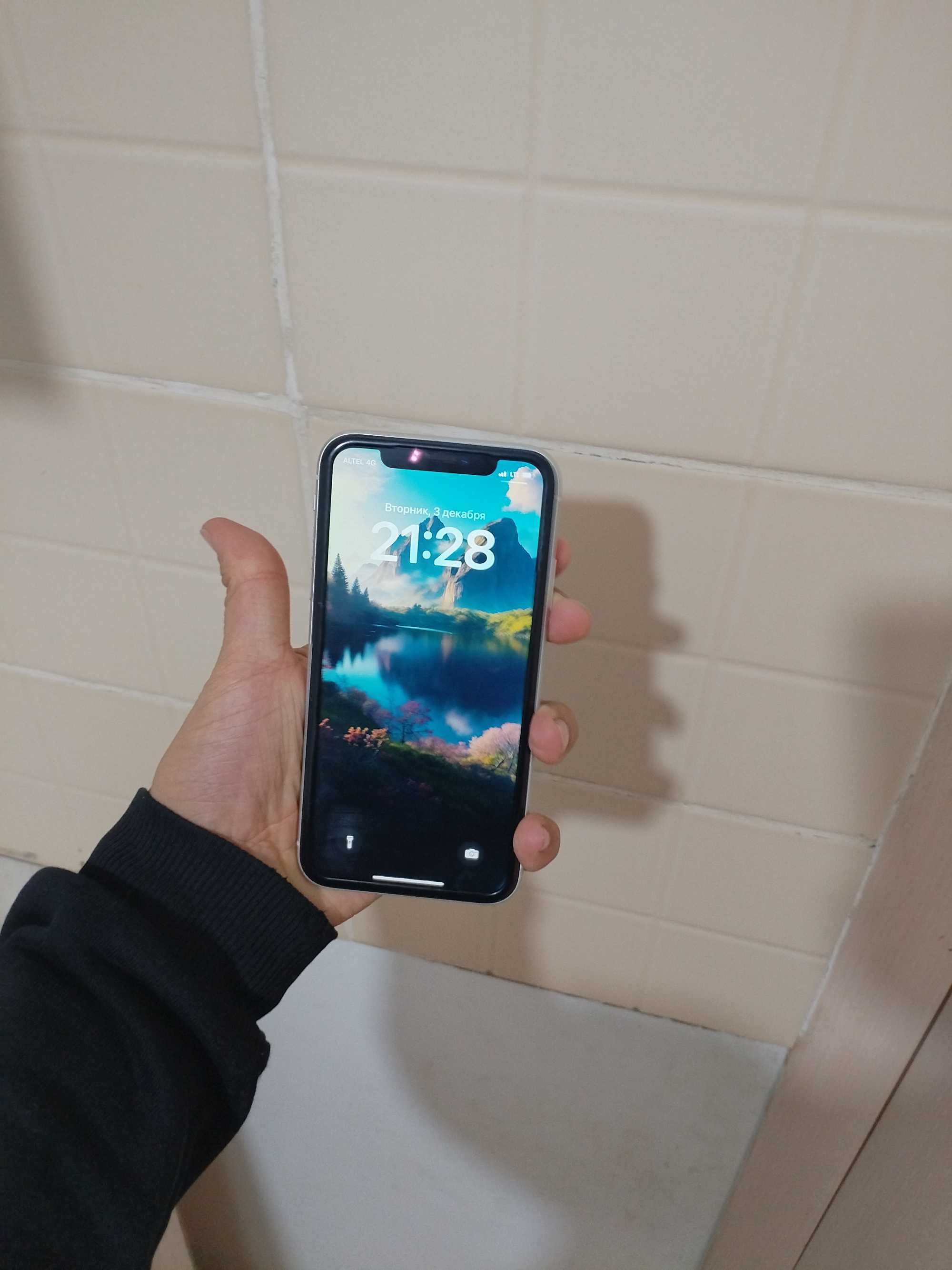 IPhone 11.   . .