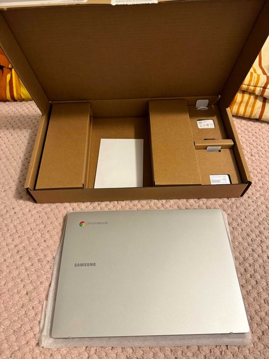 Нов ! Лаптоп Samsung, Chromebook, 4 11.6" Intel Celeron 4500, 4 GB