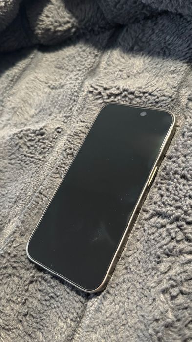 iPhone 15 pro natural titanium