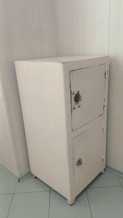 Продам сейф, офисную мебель, шкаф, столы и тумбы
