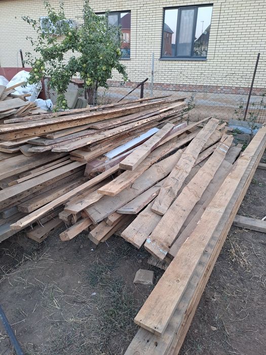 Үйдін төбесінен бұзылған ағаштар сатылады