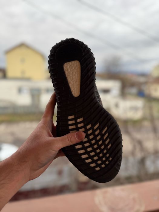 Yeezy 350V2 Carbon Beluga marimea 39