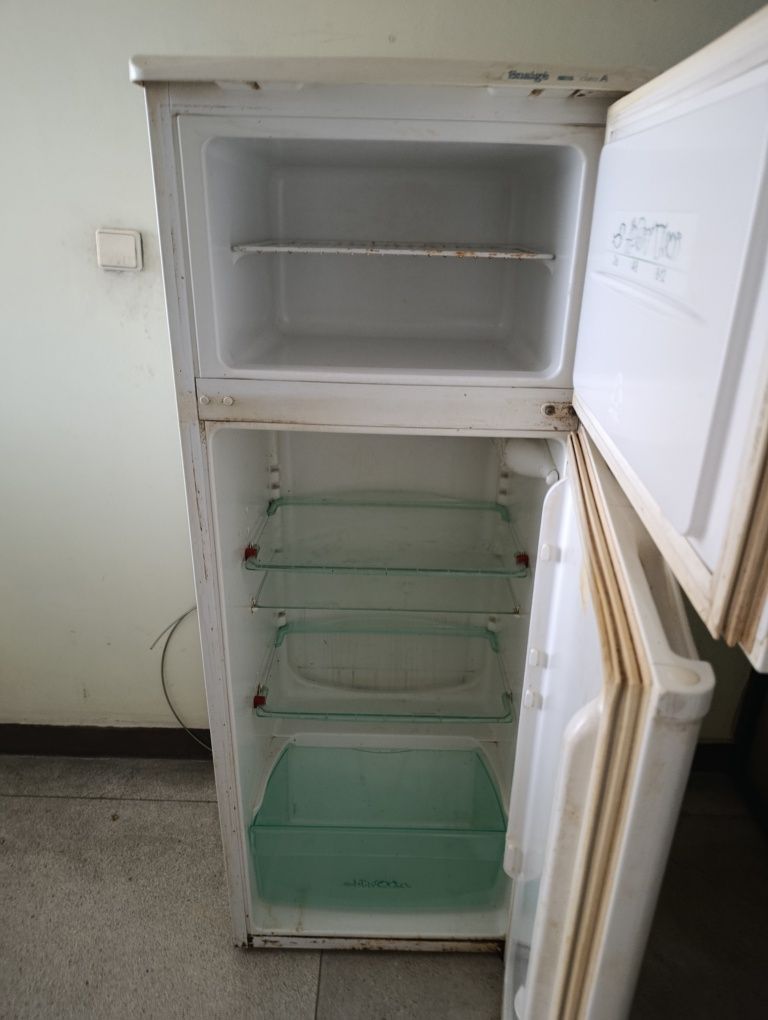 Продавам хладилник snaij