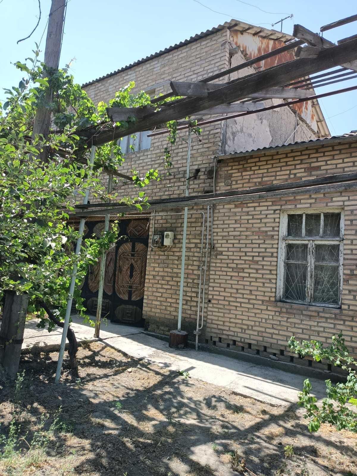 Продам 2х-этажный дом с участком 5,7 соток.