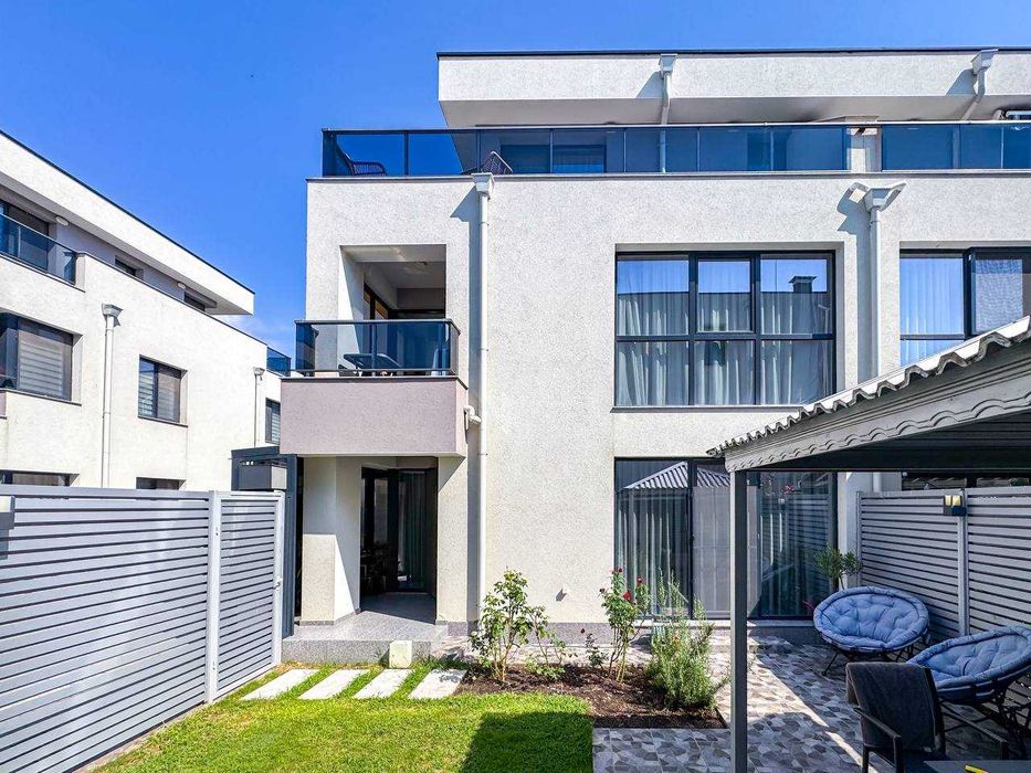 Триетажна модерна къща с двор в Сарафово, Бургас