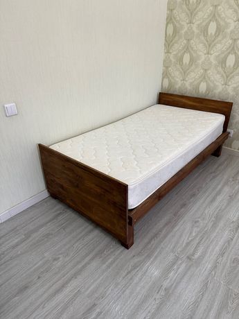 Продаю кровать односпальную деревянную с матрасом