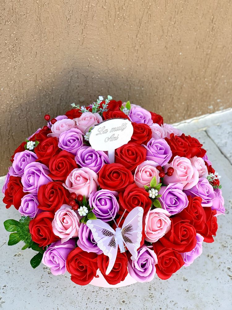 Ornament cutie cos cu flori de sapun trandafiri