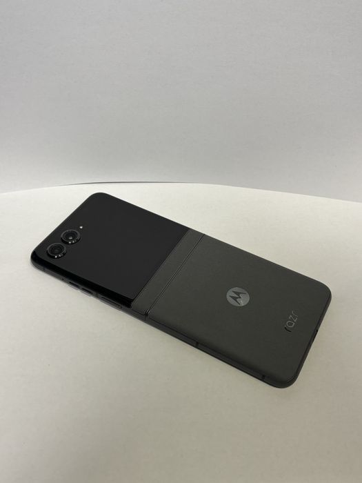 MDM vinde: Motorola Razr 50, 256GB, Koala Grey.