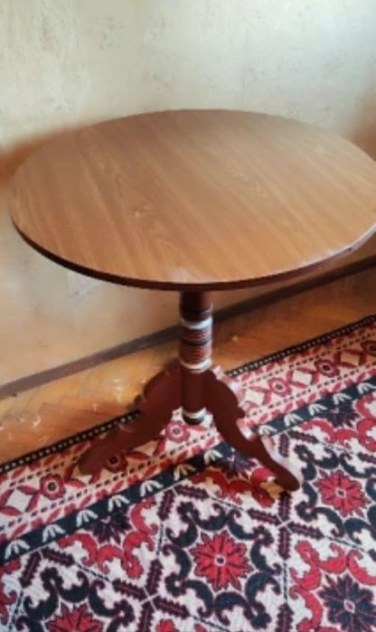 Кръгла масивна маса