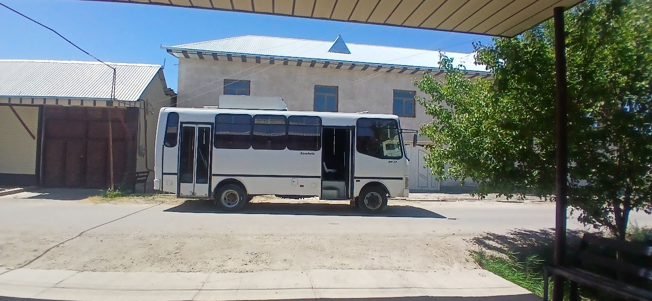 Avtobus isuzu 2013