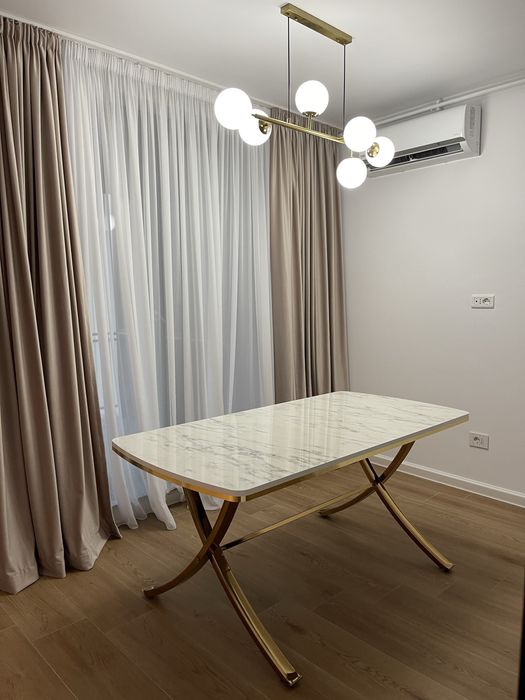 Masa living cu picioare aurii