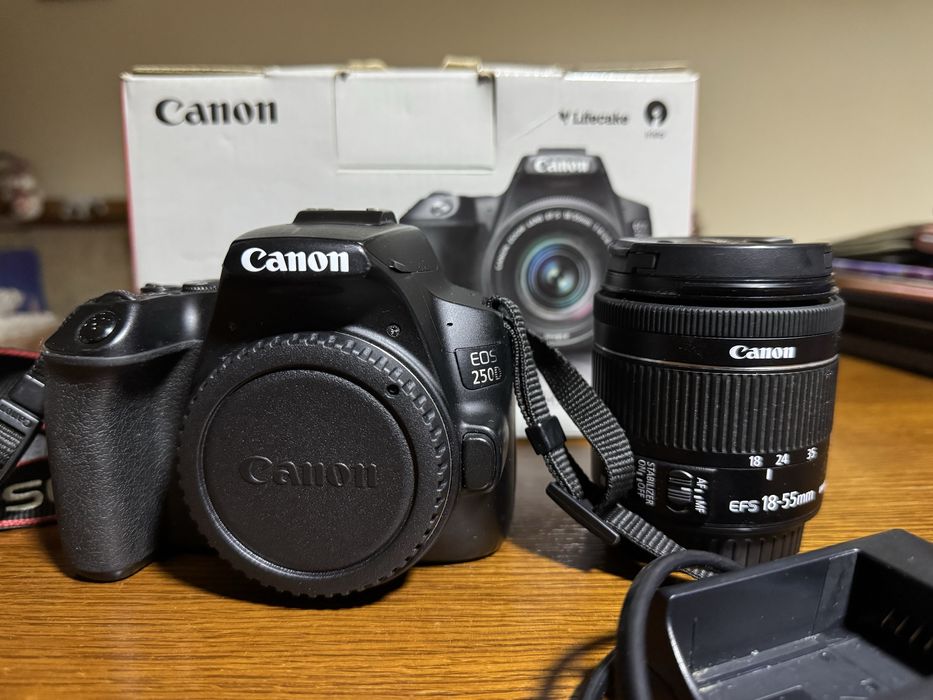 Canon EOS 250D si obiectiv 18-55mm