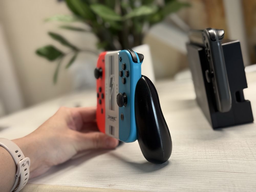 Контроллеры Joy-Con (для Nintendo Switch) c зарядным холдером