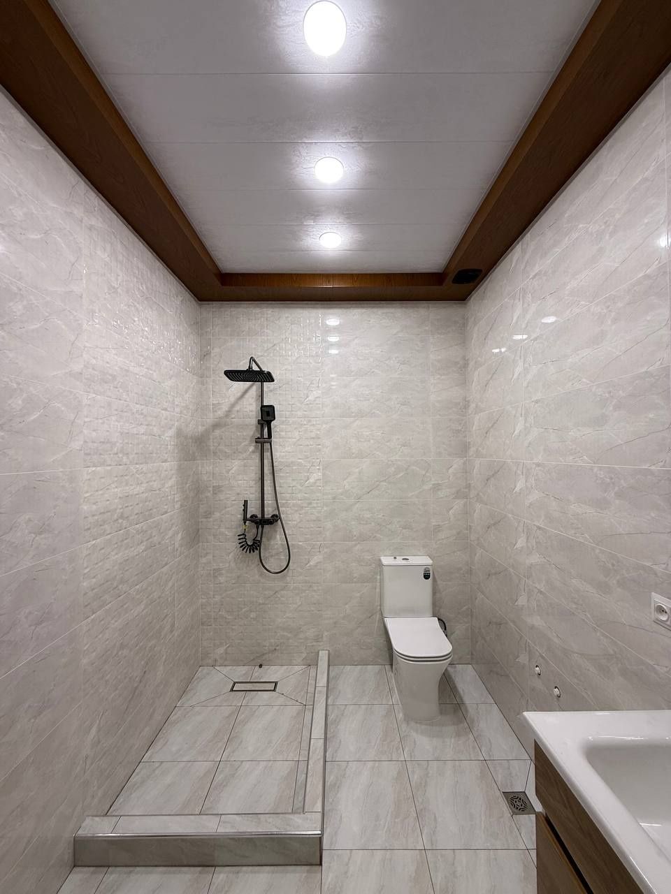 Dombrobod.1.9 sotik. 300m2. 5xona
