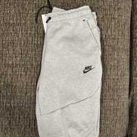 С етикети Nike Tech Fleece долнище размер М