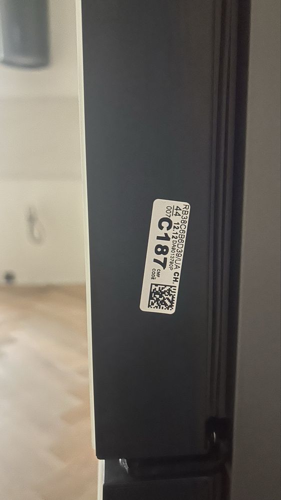 Продам новый холодильник Samsung RB38C7B6D39 бежевый