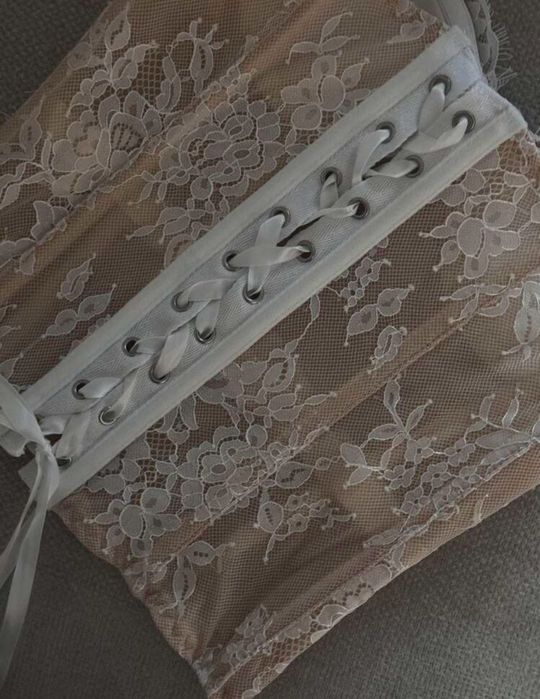 Корсет с дантела и връзки