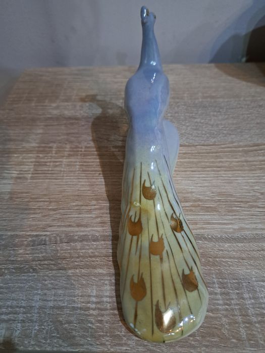 Красив порцеланов паун!