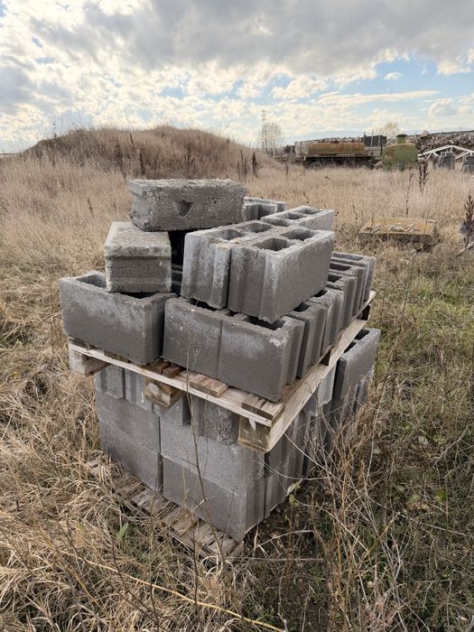 Бетонови бордюри, тухли, плочки и керемиди