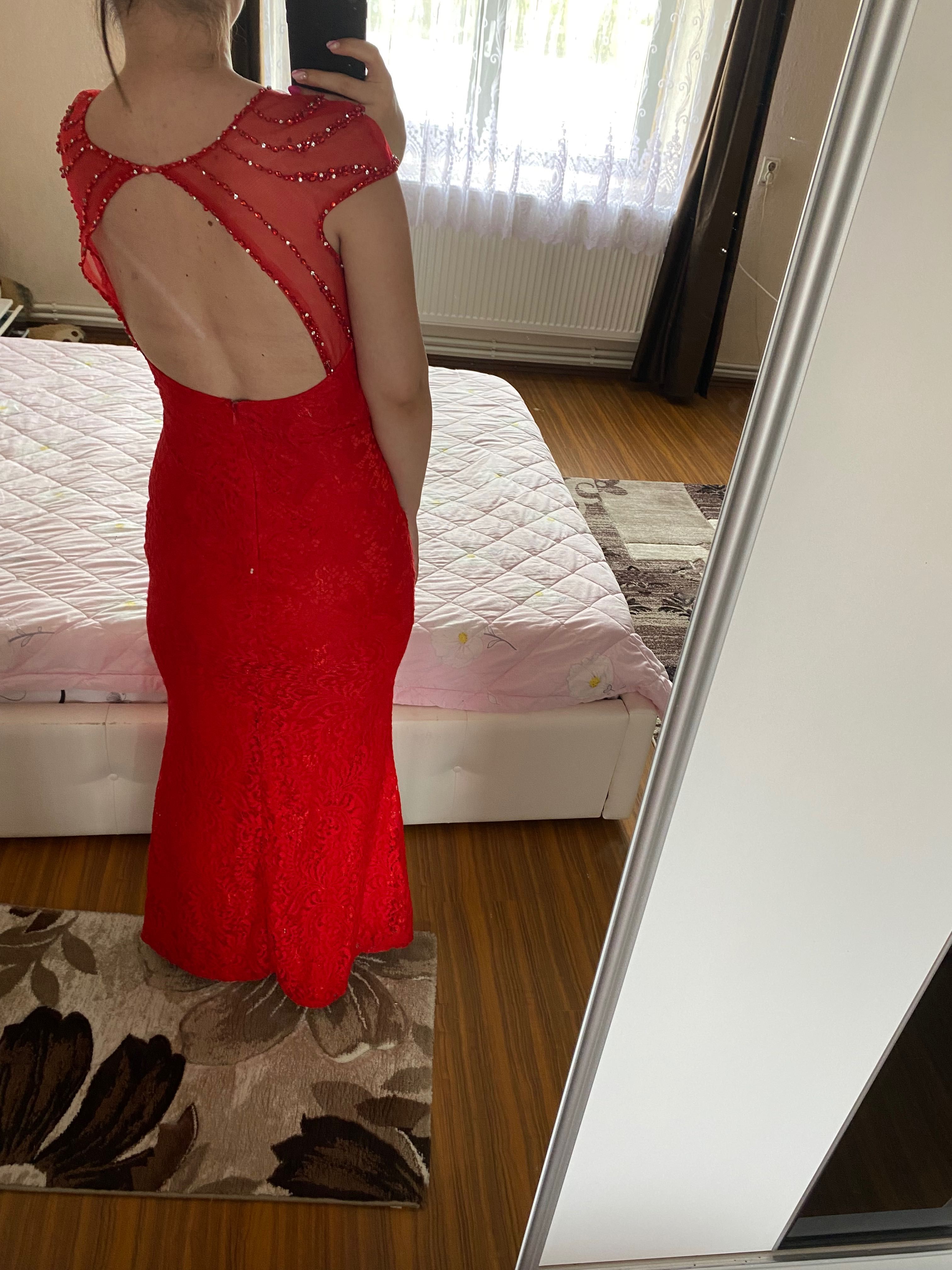 Rochie din dantelă roșie de vânzare! Mărimea 36