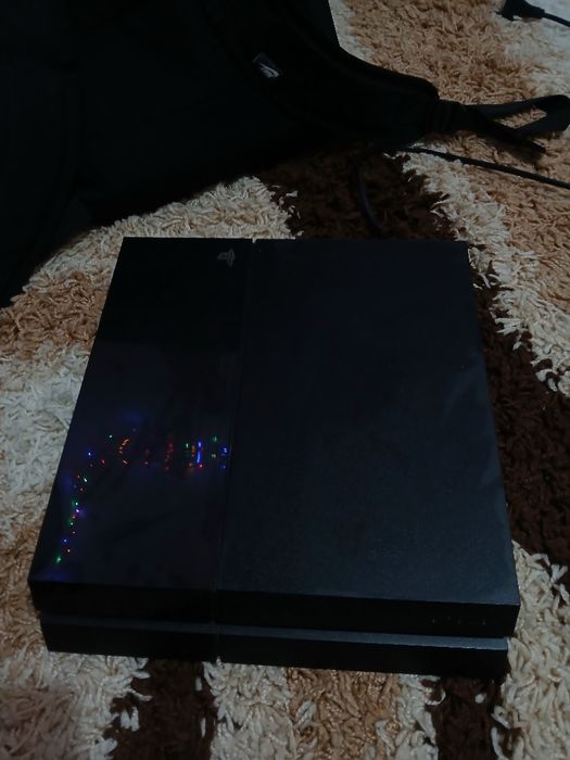 Vând Play Station 4