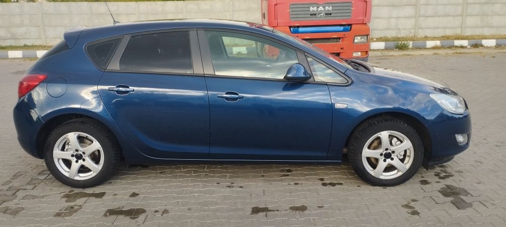 Vând ASTRA j benzina