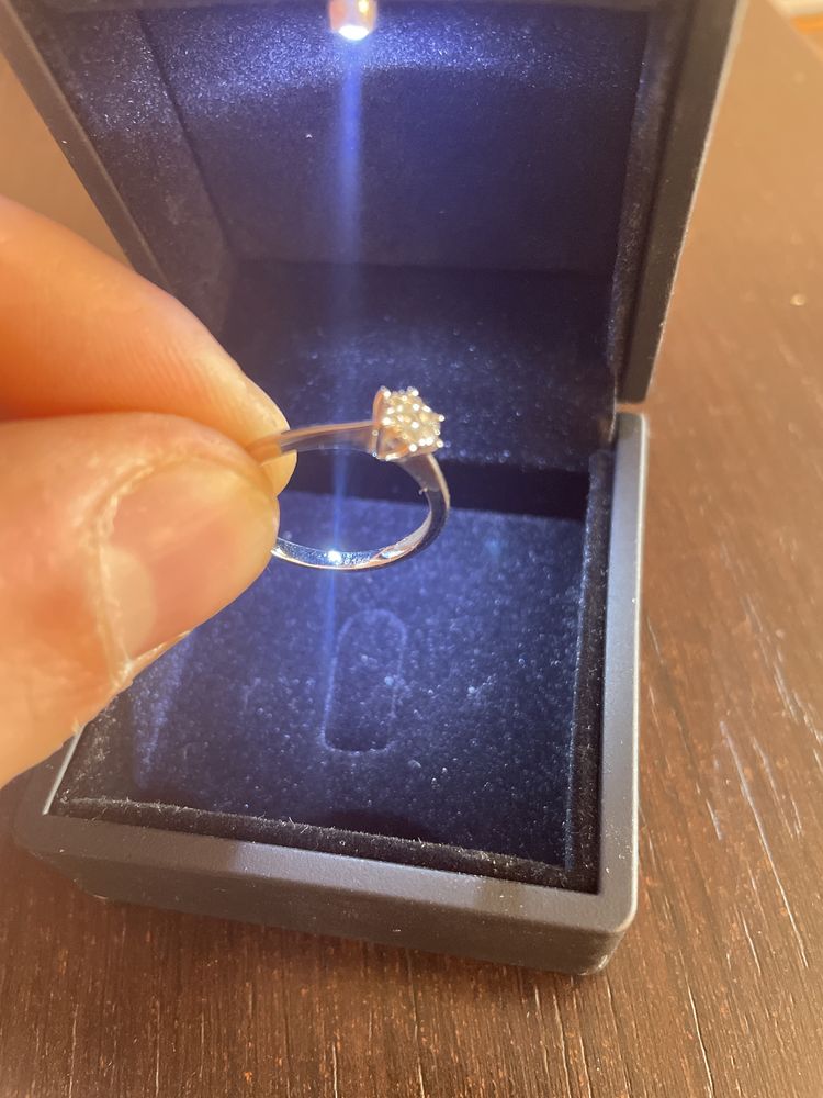 Годежен пръстен от бяло злато с диамант