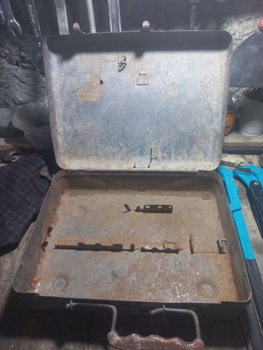 Чемодан железный