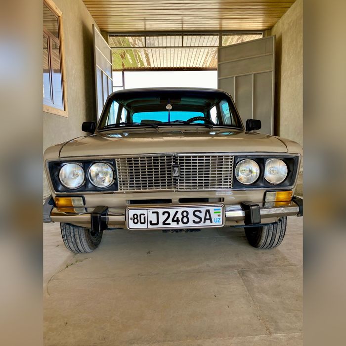 Lada 2106.