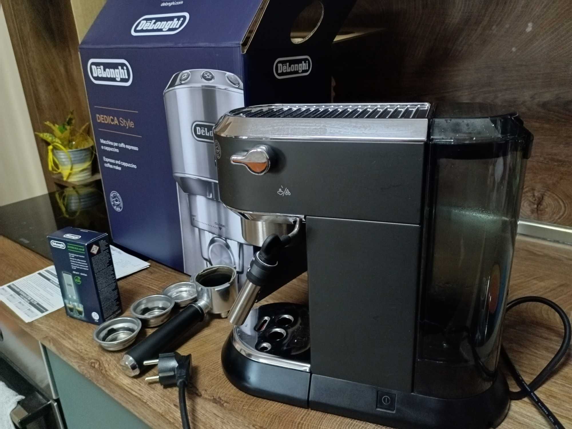 Еспресо машина De’Longhi Dedica EC 685.BK, 15 bar, 1300 W