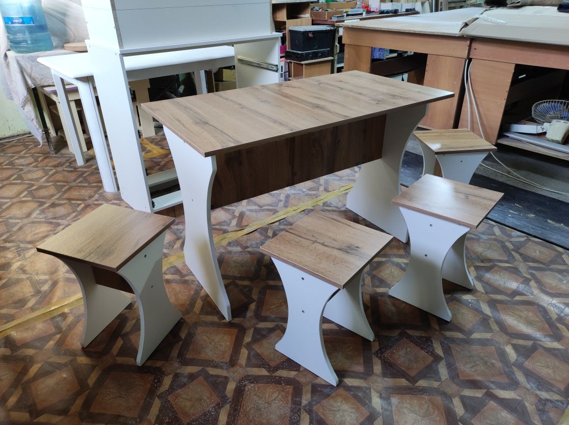 Кухонный стол со стульями абсолютно новый