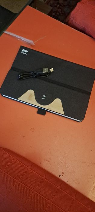 Incarcator wireless incorporat in agenda birou