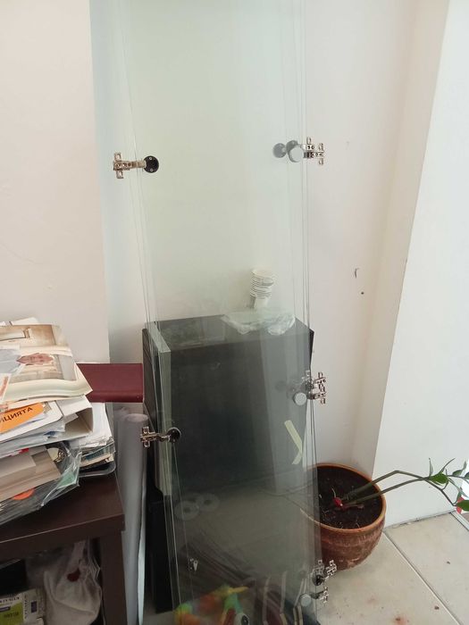 Голям шкаф с витрини и рафтове с механизми- 490 лв.