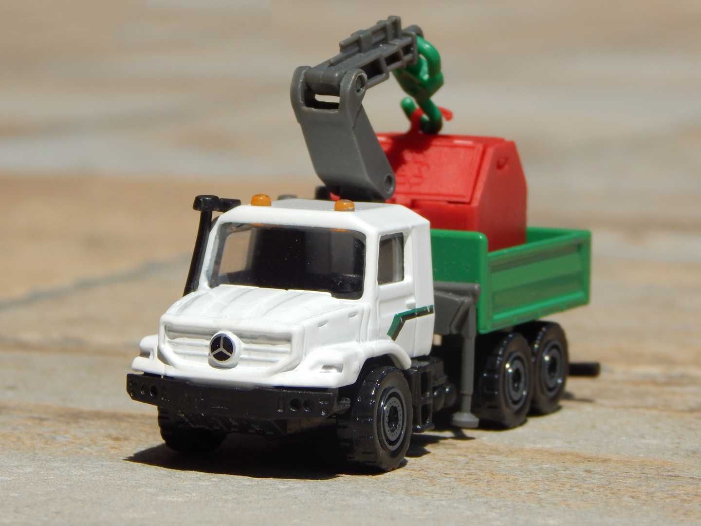 Macheta camion transport container Mercedes-Benz Zetros 1:64 Majorette