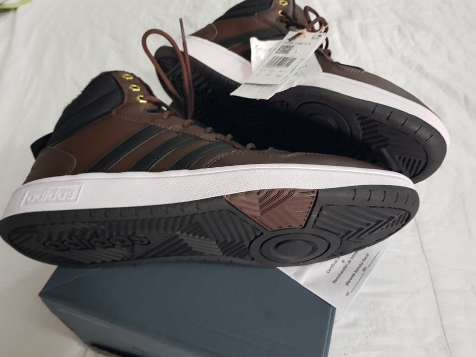 Ghete Adidas noi cu etichetă