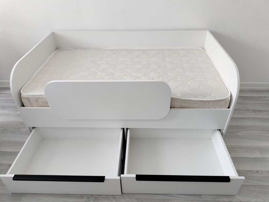 Рабочий стол и кровать