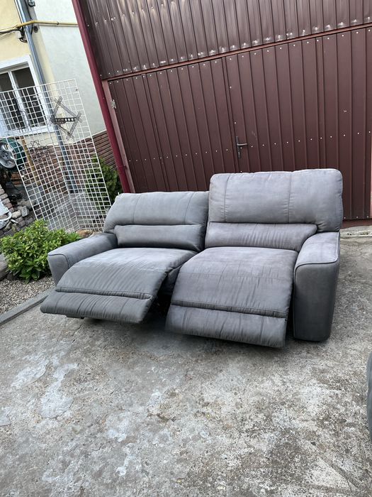 Vând Colțar Recliner, Acționat Electric, Model Deosebit și Modern