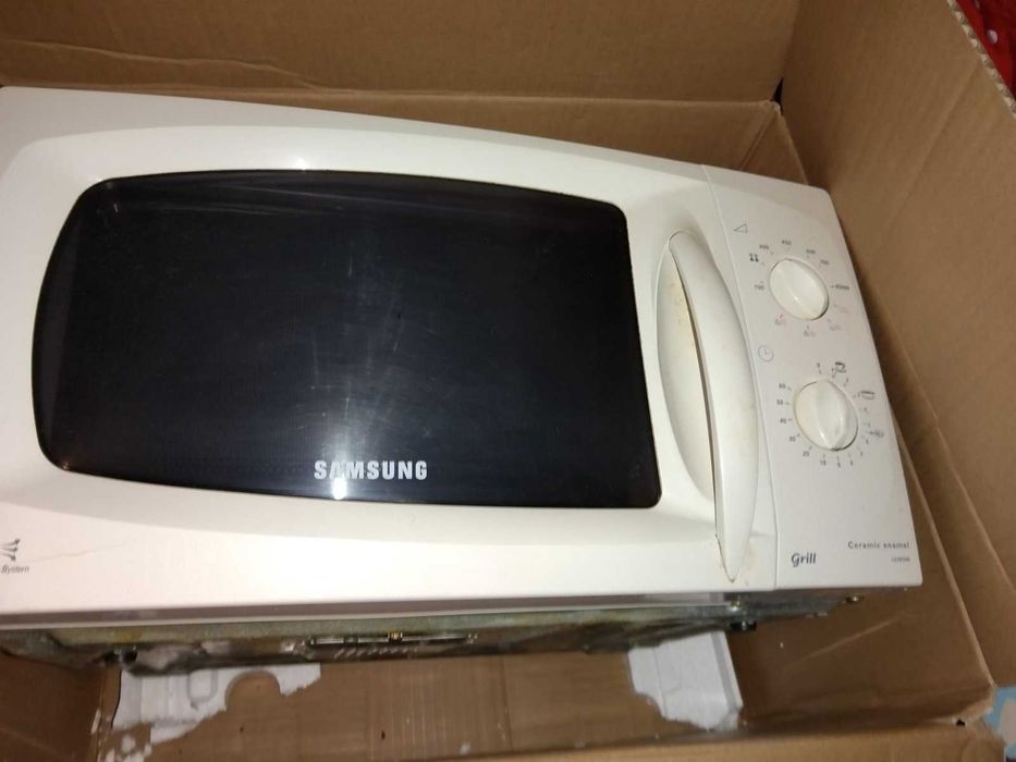 Микровълнова печка SAMSUNG с грил запазена