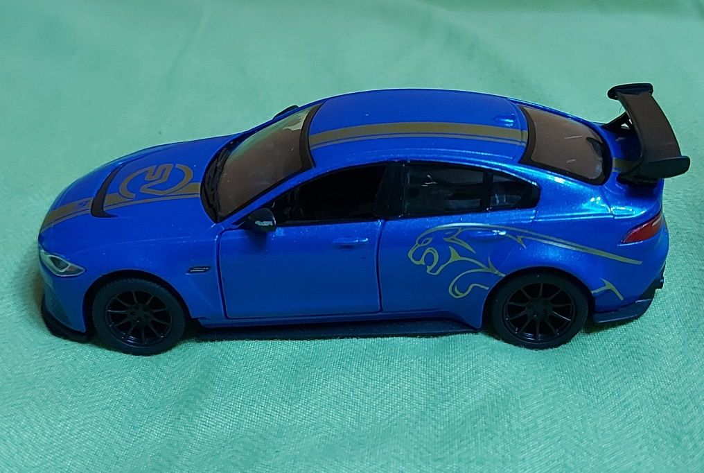 VIND MACHETĂ JAGUAR XE SV PROJECT 8 din metal de colecție scara 1 / 38