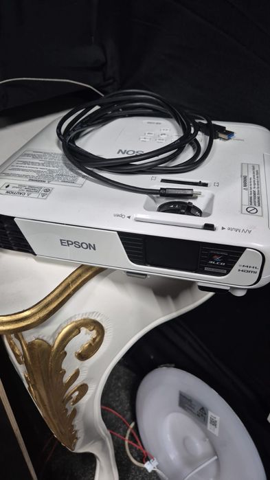 Videoproiector Epson EB-U32 ca nou