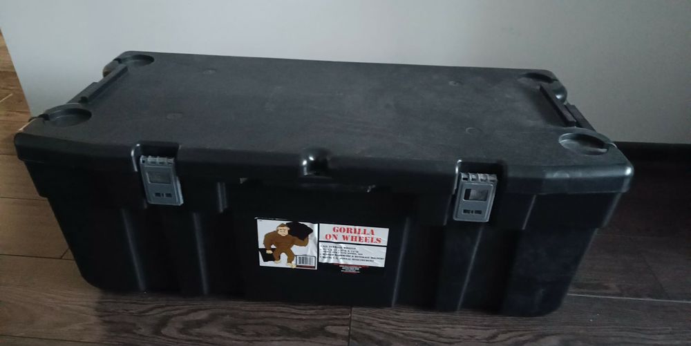 Gorila militara cu folie pe încuietoare