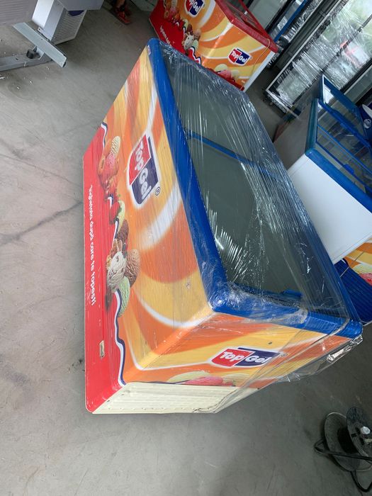 Lada frigorifică orizontală cu geam drept