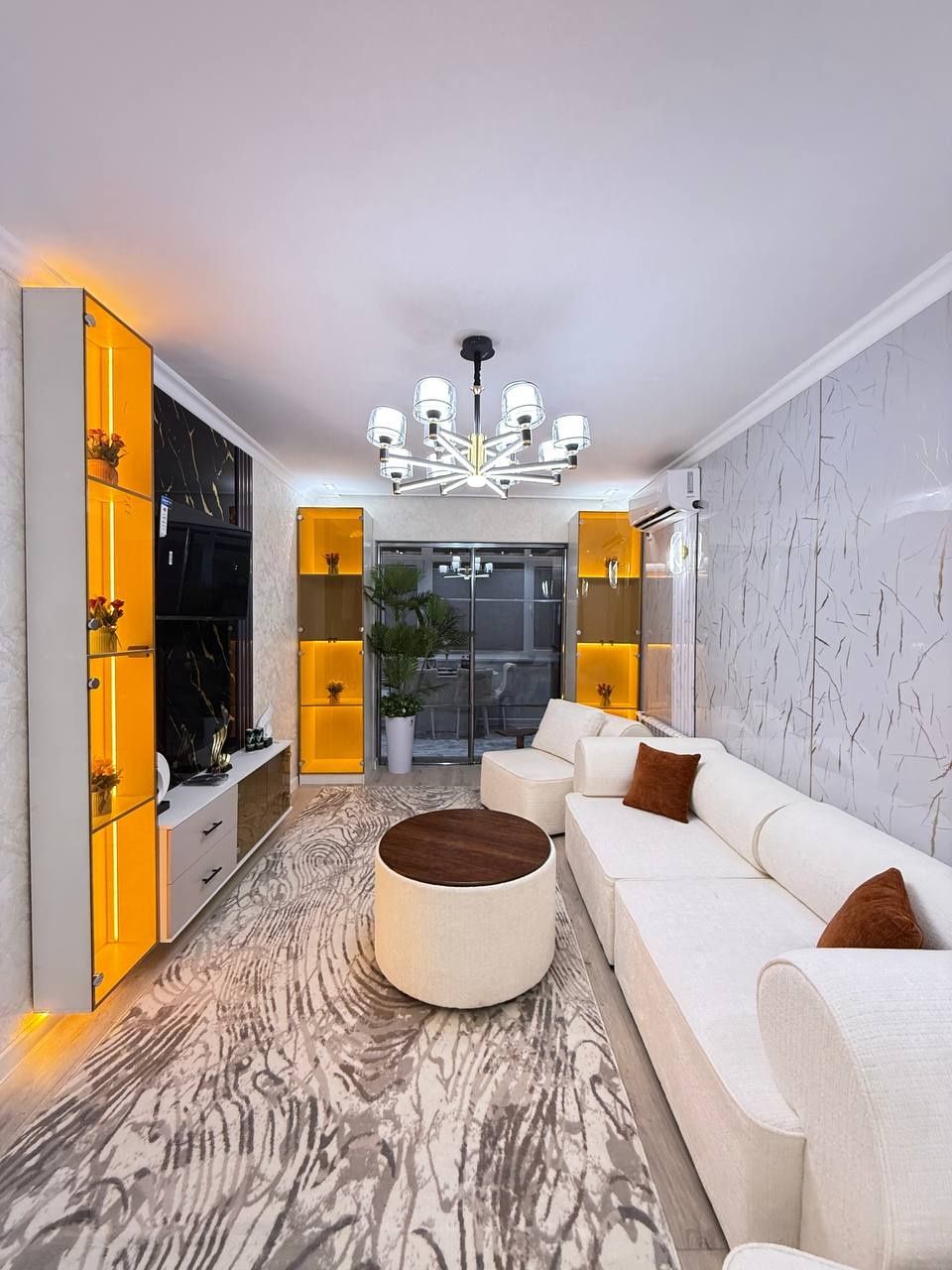 Продажа квартиры 

Чиланзар 9 квартал 
4/1/4. Балкон 2*6 метров 86кв.м