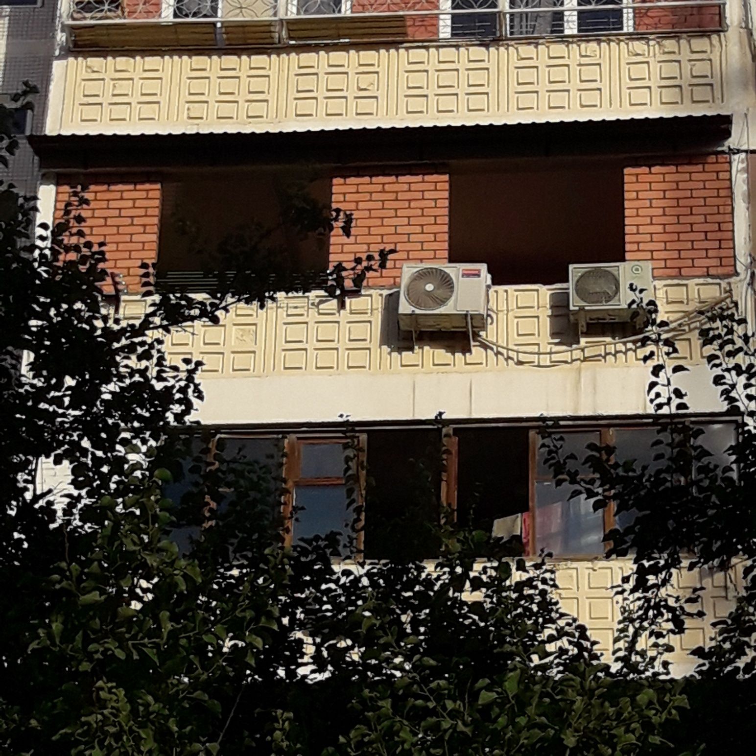 Кирпичная кладка балкон , козырьков , решётки на окна .