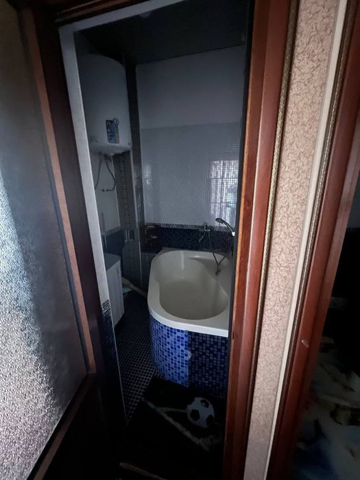 6-hammomda yul ustida
5-etaj lift bor 
3xona
Pol aftamat Kirmashina